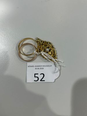 deux bagues posées sur une table blanche, avec une étiquette de prix