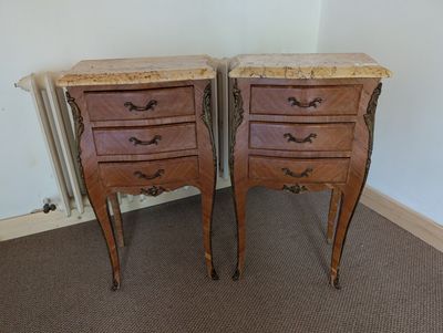 deux tables de chevet avec des plateaux en marbre dans une chambre