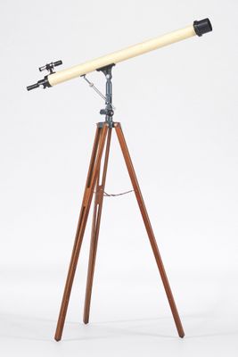 un télescope en bois monté sur un trépied, devant un fond blanc