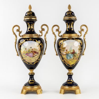 paire de vases noirs et dorés ornés de scènes peintes