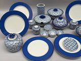 service de table bleu et blanc, avec des bords bleus et des assiettes blanches