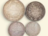 quatre types de pièces différents sont disposés en rangée sur une surface blanche