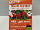 un gros plan sur une boîte contenant un liquide posée sur une table