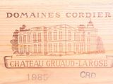 une boîte en bois avec une étiquette de vin