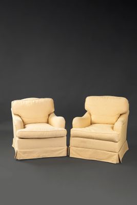 Fauteuil confortable recouvert d'un tissu beige.