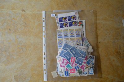 beaucoup de timbres dans un sachet transparent posé par terre