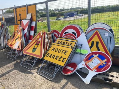 de nombreux panneaux de signalisation de toutes sortes au bord de la route