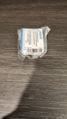 un petit tube de dentifrice posé sur une table