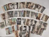 un lot de vieilles cartes postales sur une table