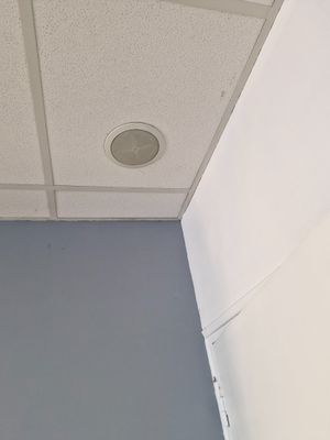 Lecteur CD JVC et ses deux enceintes au plafond dans le salo…