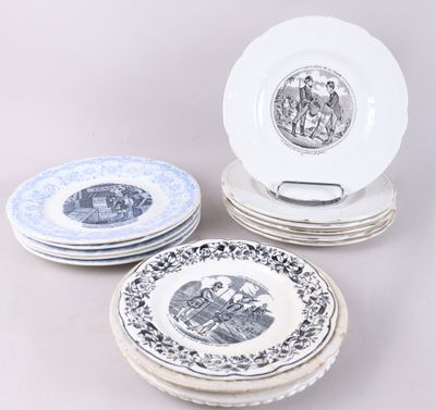 Plusieurs assiettes ornées de motifs bleus et blancs sont empilées les unes sur les autres
