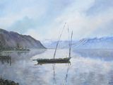 un tableau représentant un bateau sur l'eau, avec des montagnes en arrière-plan