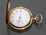 une vieille montre de poche en or avec une chaîne, sur fond gris