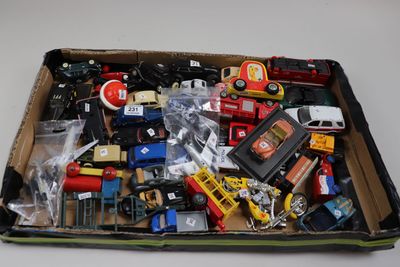 une boîte remplie d'un assortiment de petits trains et de camions miniatures