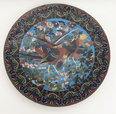 une horloge accrochée au mur sur laquelle est représenté un oiseau