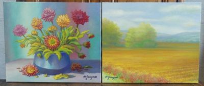 deux tableaux représentant des fleurs dans un vase bleu posé sur une table en bois