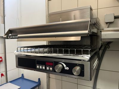 un four qui se trouve dans une cuisine, à côté d'une table