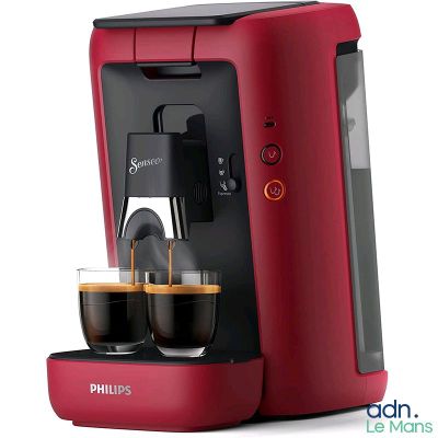 la machine à café a deux tasses de café devant elle
