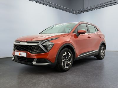 Un SUV rouge est garé dans une grande pièce.