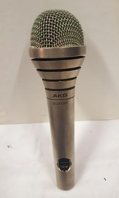 une image représentant un microphone posé sur une surface blanche, avec un fond blanc