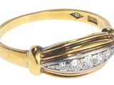 une image d'une bague en or et diamants sur fond blanc