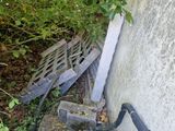 un tas de vieux outils posé contre le mur d'un bâtiment