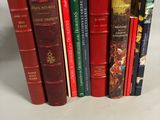 plusieurs livres empilés sur une table