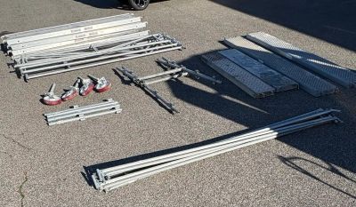 un grand nombre d'outils posés sur le sol