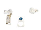 trois bagues et une bague ornée d'une pierre bleue sur fond blanc