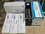 de nombreuses boîtes contenant du matériel électronique posées par terre