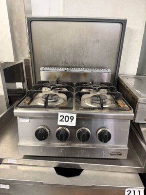 une cuisinière à gaz exposée dans un magasin