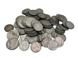 tas de vieilles pièces de monnaie sur fond blanc, avec un fond blanc