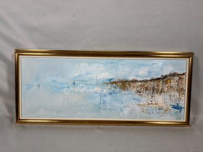 tableau représentant une scène de plage, dans un cadre doré, accroché à un mur blanc