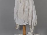 une chemise blanche sur un mannequin posé sur une table