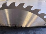 gros plan d'une lame de scie circulaire sur une table