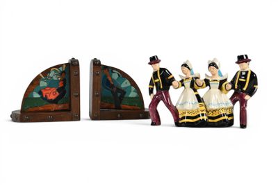 deux figurines représentant un couple debout l'une à côté de l'autre