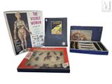 de nombreux livres exposés dans une vitrine
