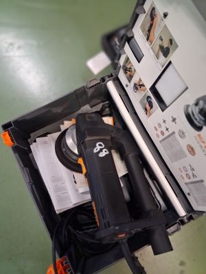 une valise ouverte contenant un ordinateur portable et d'autres objets