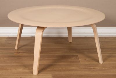 une table en bois sur laquelle est posée une assiette blanche