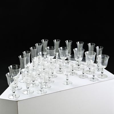 de nombreux verres à vin posés sur une table blanche