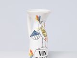 un vase blanc orné d'une image d'oiseau