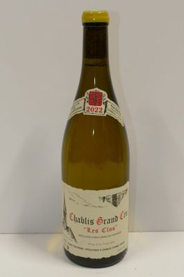 une bouteille de vin posée sur une table