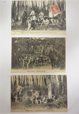 trois photos en noir et blanc représentant des hommes et des chiens dans un environnement boisé