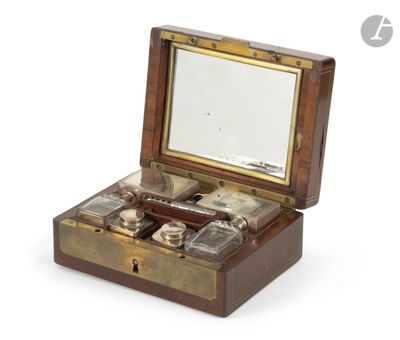 une petite boîte en bois avec une horloge à l'intérieur