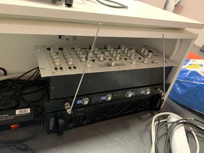 une photo d'un rack contenant du matériel audio dans une pièce
