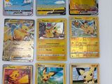 Plusieurs cartes Pokémon sont posées sur une table avec un fond blanc.