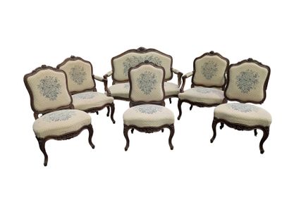 Salon en bois mouluré et sculpté composé d'un canapé, deux fauteuils e