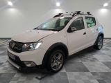 la dacia blanche est garée sur un carrelage à carreaux