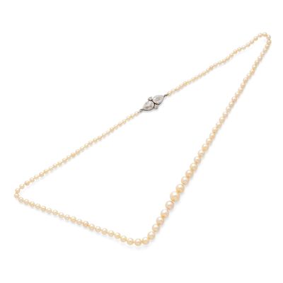 un collier composé d'une seule perle, muni d'un fermoir en diamant