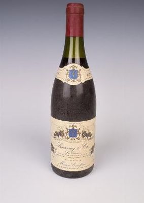 une bouteille de vin posée sur une table
